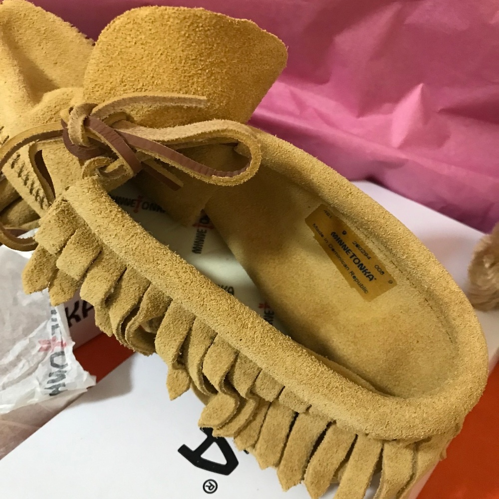 Minnetonka soft classic fringe boot size 9 - Picture 2 of 9